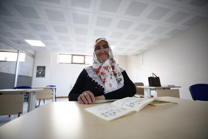 Depremzede 55 yaşındaki kadın okuma yazmayı barındığı KYK yurdunda öğrendi