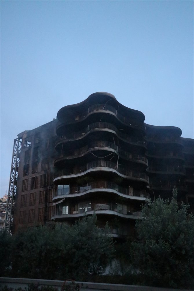 GÜNCELLEME - İzmir'de sitede çıkan yangın kontrol altına alındı