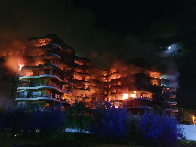 İzmir'de sitede çıkan yangına müdahale sürüyor