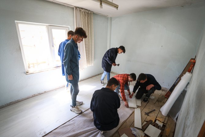 Kütahya'da meslek liseli öğrenciler ihtiyaç sahiplerinin evlerini yeniliyor