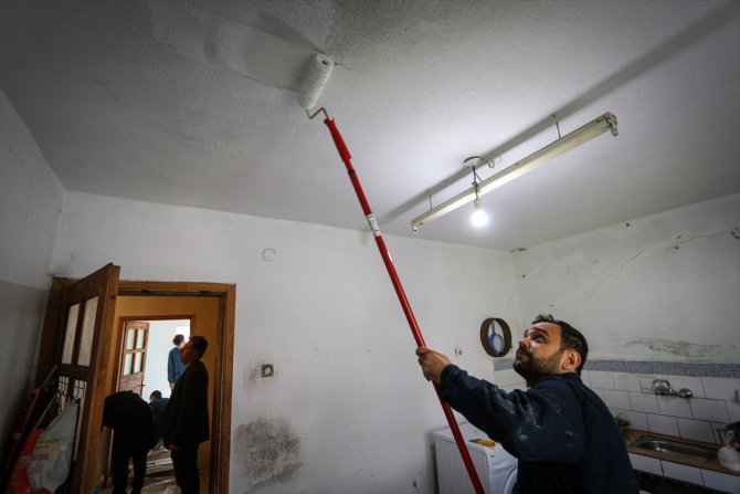 Kütahya'da meslek liseli öğrenciler ihtiyaç sahiplerinin evlerini yeniliyor