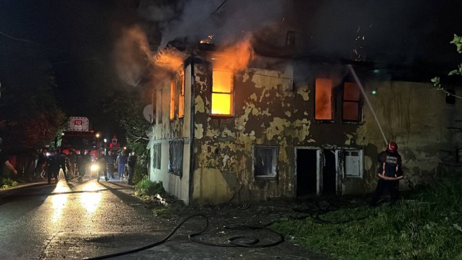 Sakarya'da ahşap bir ev yandı