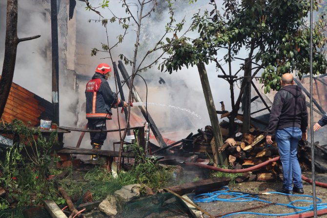 Sakarya'da evde çıkan yangında mahsur kalan 3 kişi kurtarıldı