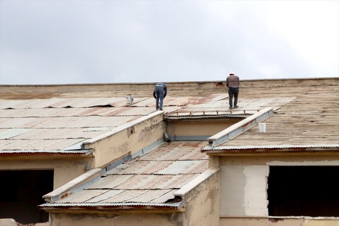 Sivas'ta 6 Şubat'taki depremlerde hasar gören okulun yıkımına başlandı