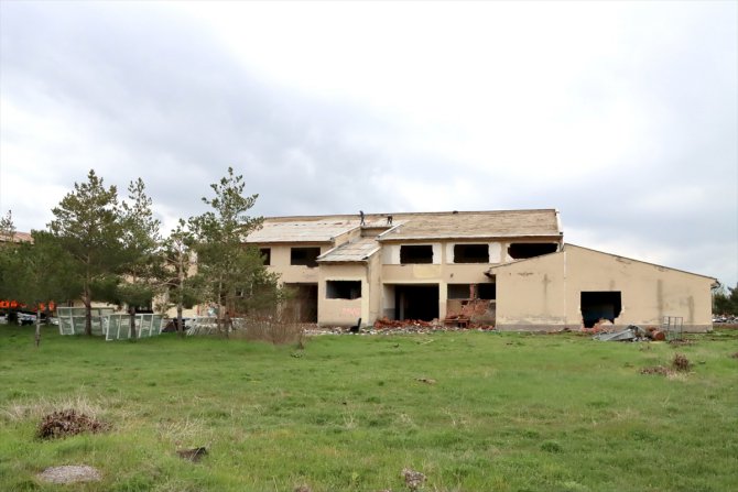 Sivas'ta 6 Şubat'taki depremlerde hasar gören okulun yıkımına başlandı