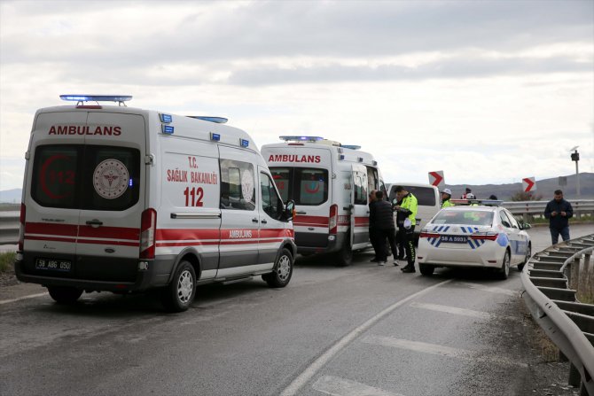Sivas'ta bariyere çarpan panelvandaki 4 kişi yaralandı