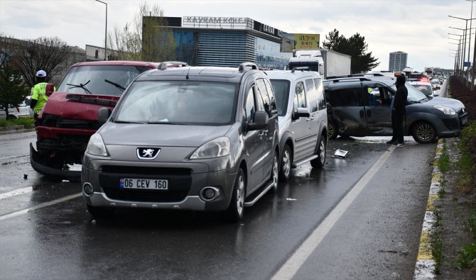 Sivas'ta sağanak nedeniyle meydana gelen zincirleme kaza ulaşımı aksattı