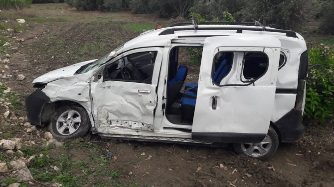 Tarım işçilerini taşıyan minibüs ile hafif ticari araç çarpıştı, 1 kişi öldü, 9 kişi yaralandı
