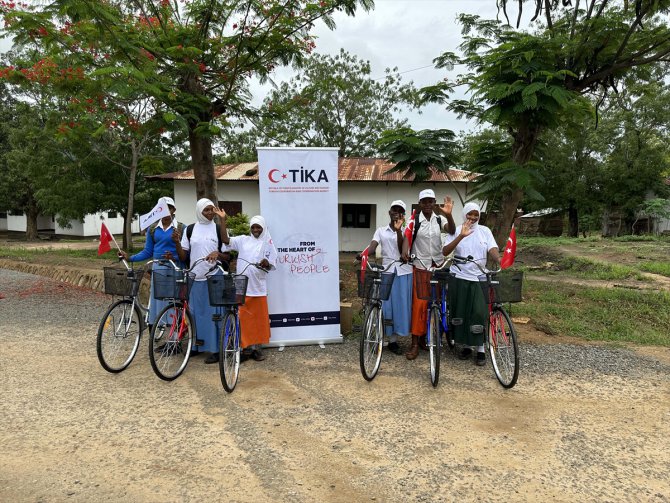 TİKA'dan Tanzanya'da kız öğrencilere bisiklet desteği