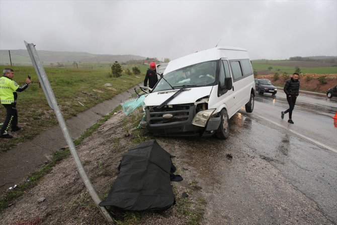 GÜNCELLEME - Tokat'ta minibüsle otomobil çarpıştı, bir kişi öldü, 5 kişi yaralandı