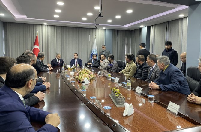 Yeniden Refah Partisi Genel Başkanı Erbakan, İstanbul'da ziyaretlerde konuştu: