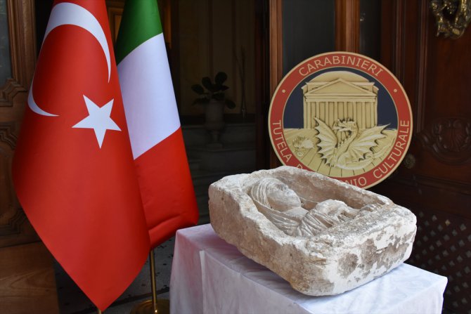Zeugma'dan kaçırılan tarihi mezar steli Türkiye'nin Roma Büyükelçiliğine teslim edildi