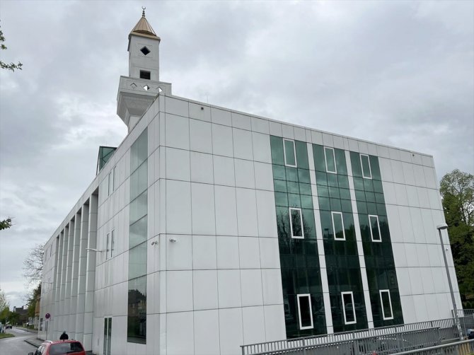 Almanya'da inşa edilen DİTİB Esslingen Camisi ibadete açıldı
