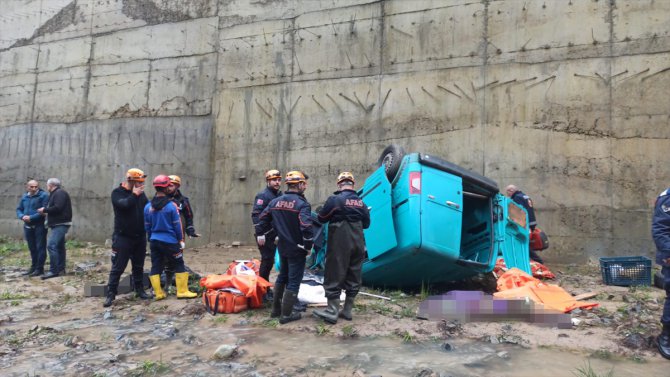 Rize'de dereye düşen hafif ticari araçtaki 4 kişi öldü, 1 kişi yaralandı