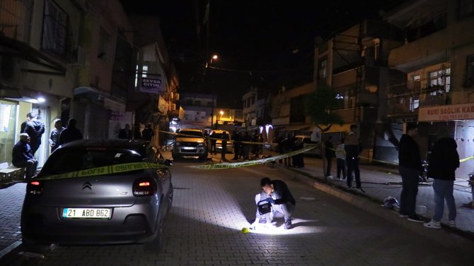 Adana'da silahlı kavga sırasında yoldan geçen koca öldü, eşi ağır yaralandı