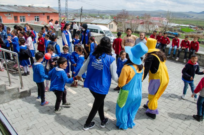 Ardahan'da gönüllü gençler kırsaldaki okullarda çocukları eğlendiriyor