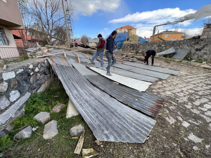 Ardahan'da şiddetli rüzgar çatıları uçurdu