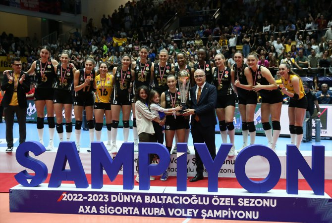 AXA Sigorta Kadınlar Kupa Voley'de şampiyon olan VakıfBank kupasını aldı