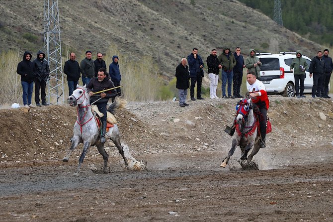 Bayburt'ta cirit sporcuları çamurlu zeminde atlarıyla gösteri yaptı