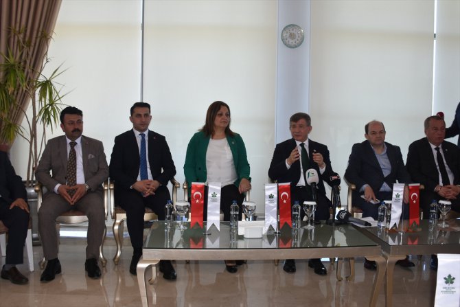 Gelecek Partisi Genel Başkanı Davutoğlu, Afyonkarahisar'da gazetecilerle bir araya geldi