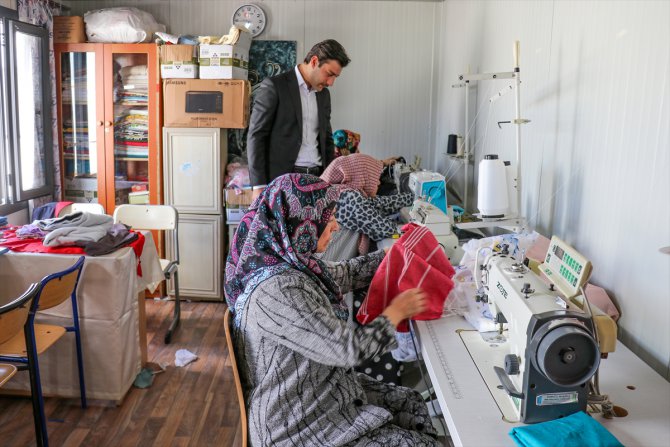 Malatya'da depremzede kadınlar üreterek afetin etkisini unutmaya çalışıyor