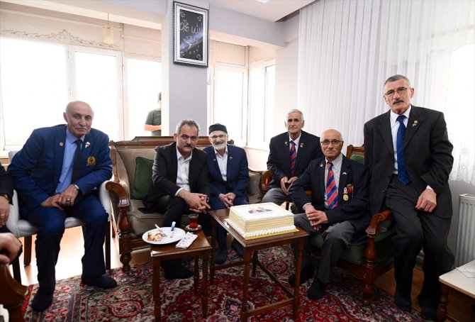 Milli Eğitim Bakanı Özer, Kıbrıs gazisini ziyaret etti