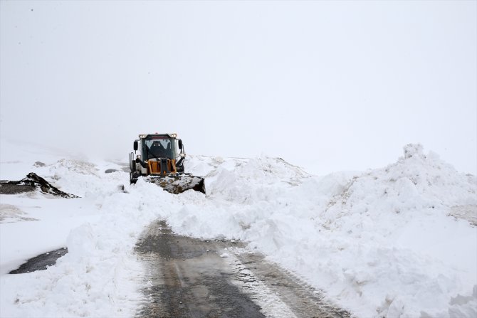 Muş'ta kar nedeniyle araçlarıyla köy yolunda mahsur kalanlar kurtarıldı