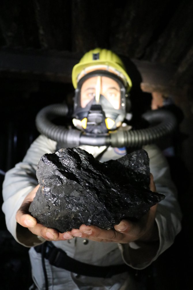 "Kömür karası eller" ekmek parasını yerin metrelerce altından çıkarıyor