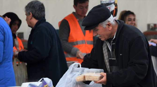 Samsun Büyükşehir Belediyesi depremzedelere 750 bin öğün yemek dağıttı