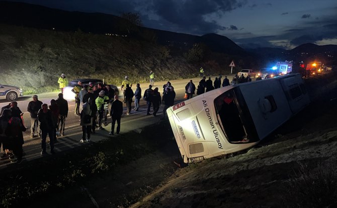 Sinop’ta yolcu otobüsü su kanalına devrildi, 9 kişi yaralandı