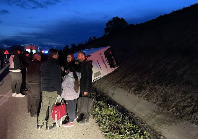 Sinop’ta yolcu otobüsü su kanalına devrildi, 9 kişi yaralandı