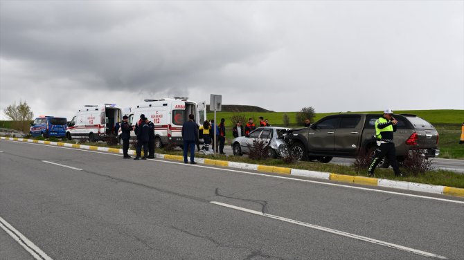 Sivas'ta iki aracın çarpıştığı kazada 8 kişi yaralandı