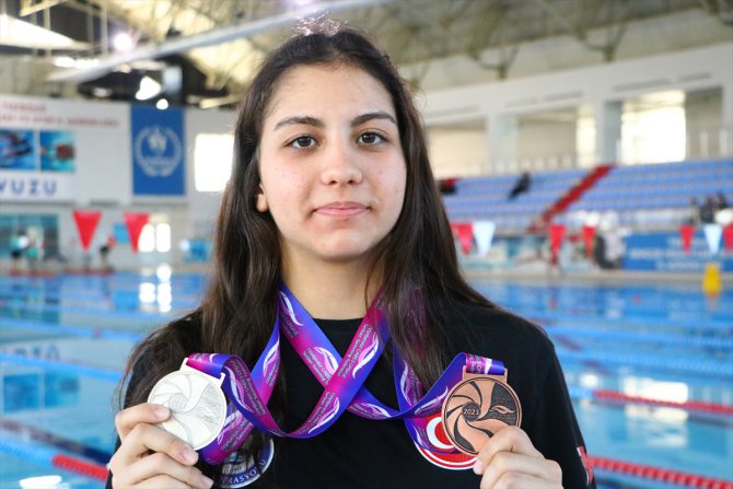 Yüzmede 8 Türkiye şampiyonluğu bulunan Dila Gençay yeni dereceler için kulaç atıyor: