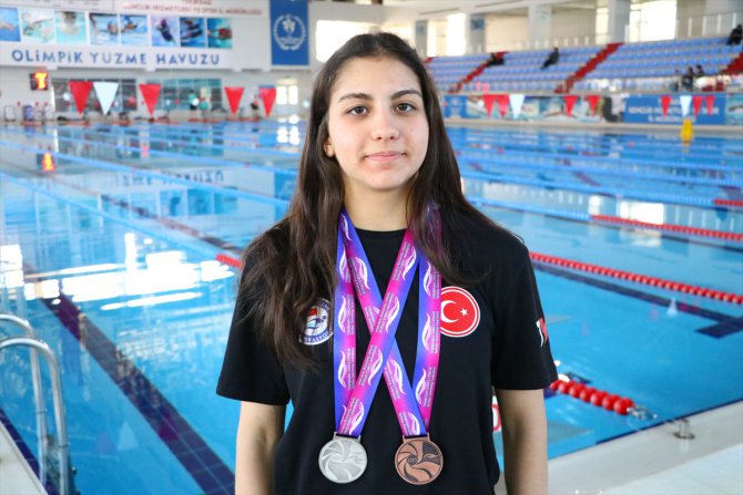 Yüzmede 8 Türkiye şampiyonluğu bulunan Dila Gençay yeni dereceler için kulaç atıyor: