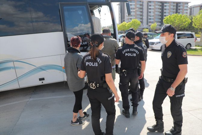 Antalya'da çeşitli suçlardan aranan 81 kişi, eş zamanlı operasyonla yakalandı