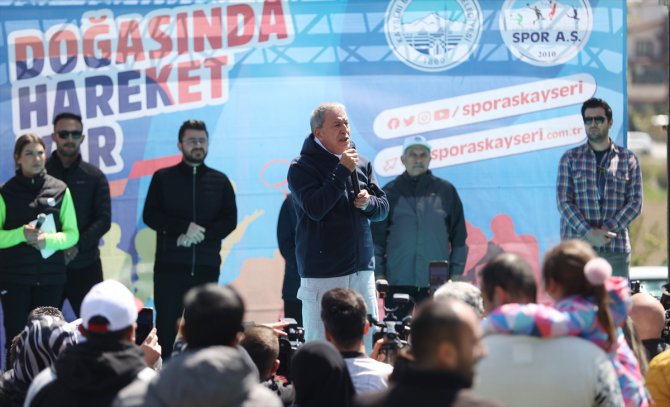 Bakan Akar, Kayseri Büyükşehir Belediyesinin "Doğasında Hareket Var" etkinliğinde yürüdü