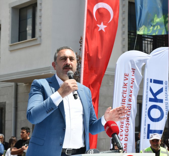 Eski Adalet Bakanı Gül, yapımı tamamlanan konutların anahtar teslim töreninde konuştu: