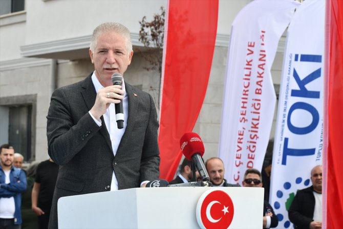Eski Adalet Bakanı Gül, yapımı tamamlanan konutların anahtar teslim töreninde konuştu: