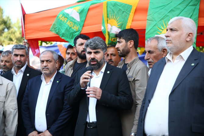 Mersin'de HÜDA PAR'ın tanıtım standındaki 3 partili darbedildi