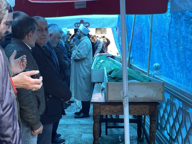 Rize'deki trafik kazasında ölen 5 kişinin cenazeleri toprağa verildi