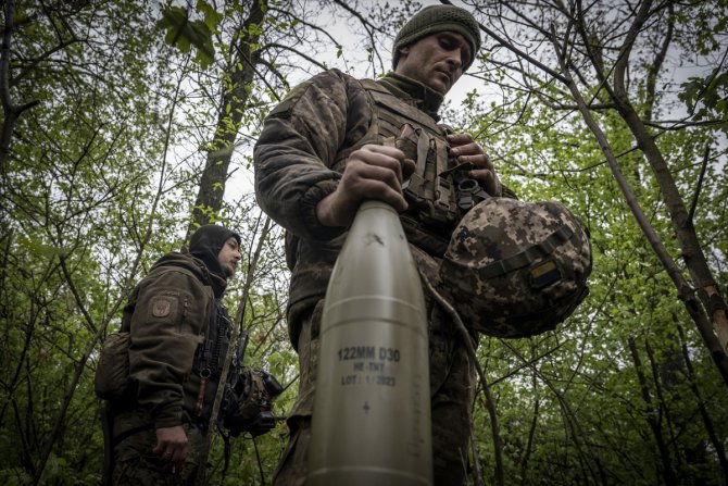 Ukrayna ordusu Avdiyivka'daki savunma hattını topçu birliğiyle ayakta tutuyor