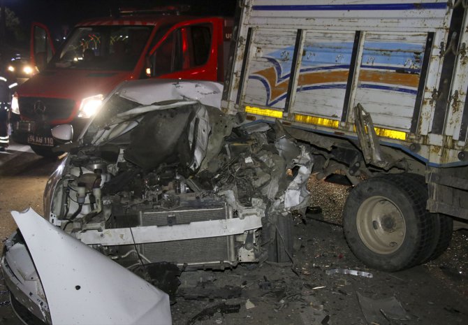 Uşak'ta otomobil ile kamyonetin çarpışması sonucu biri ağır 5 kişi yaralandı