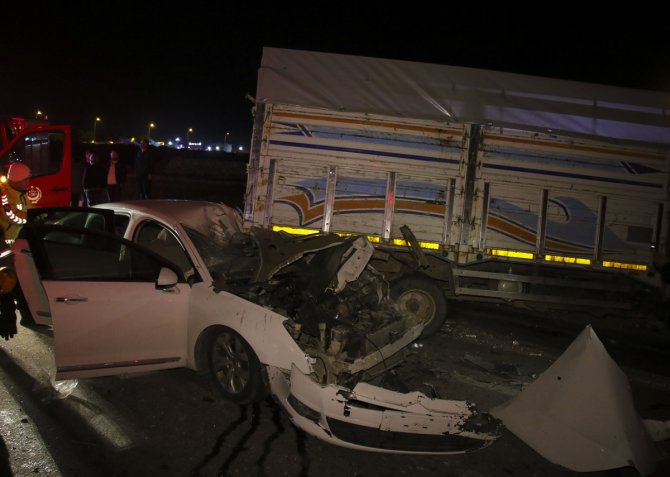 Uşak'ta otomobil ile kamyonetin çarpışması sonucu biri ağır 5 kişi yaralandı