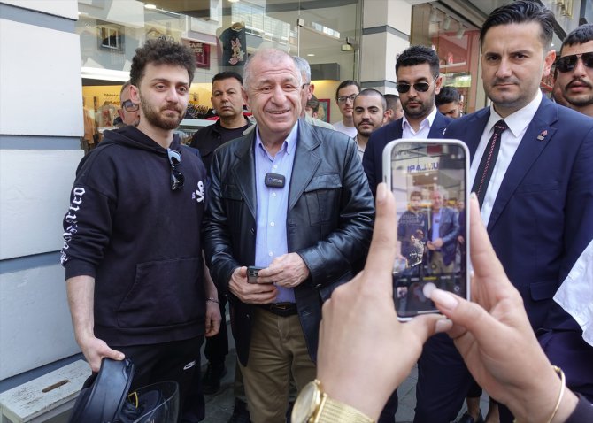 Zafer Partisi Genel Başkanı Özdağ, İzmir'de esnafı ziyaret etti