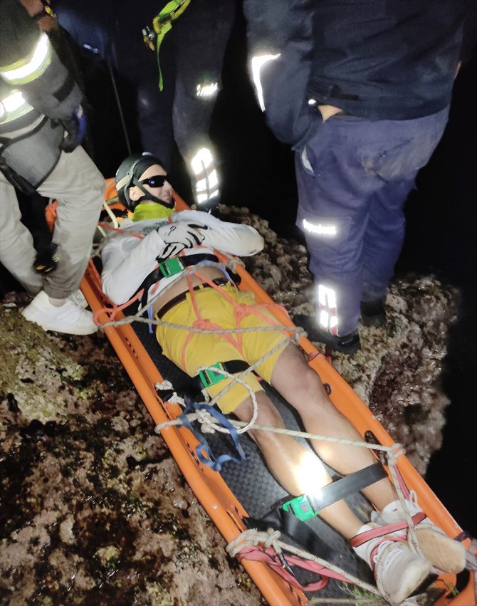 Alanya'da kayalıklara düşerek yaralanan yamaç paraşütçüsü kurtarıldı