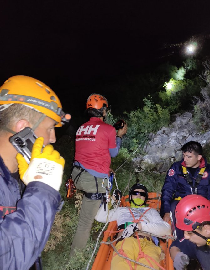 Alanya'da kayalıklara düşerek yaralanan yamaç paraşütçüsü kurtarıldı