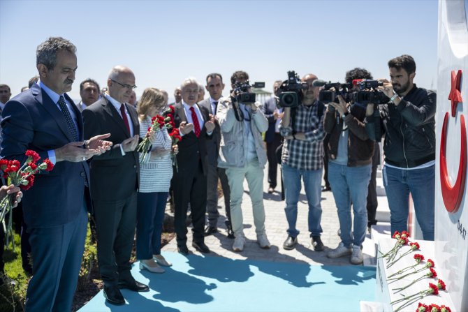 Bakan Özer, depremde ölen eğitim neferleri için yapılan anıtın açılışında konuştu: