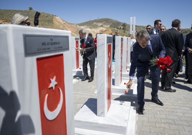 Bakan Özer, depremde ölen eğitim neferleri için yapılan anıtın açılışında konuştu: