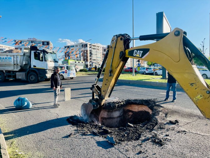 Diyarbakır'da çökme meydana gelen yol trafiğe kapatıldı