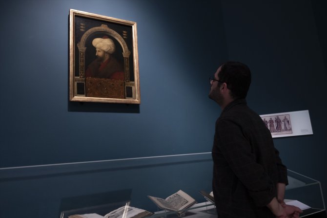 Fatih'in Londra'da sergilenen ünlü portresinin üzerinde "Dünyanın Fatihi" yazıyor